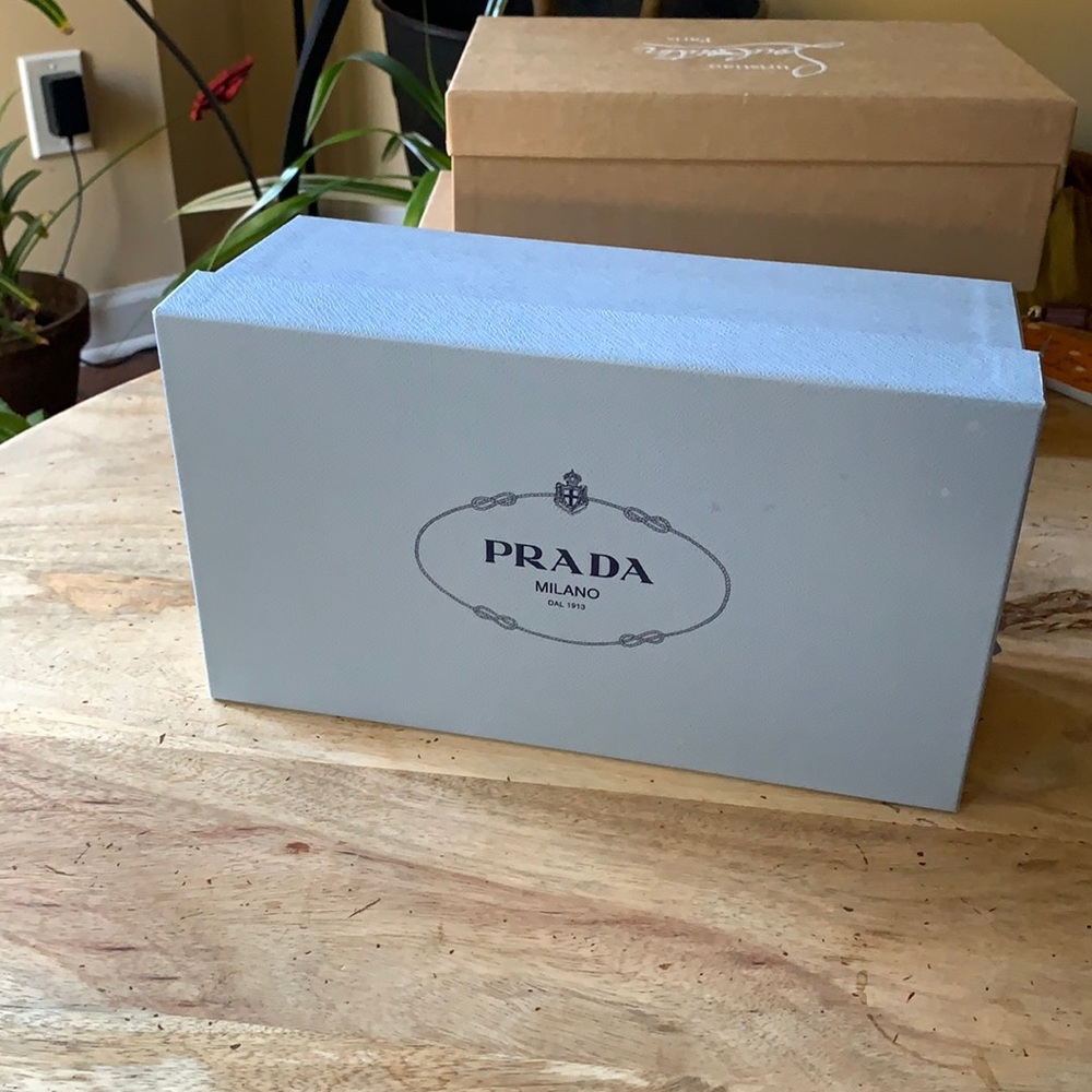 PRADA Shoebox w/Silkpaper -